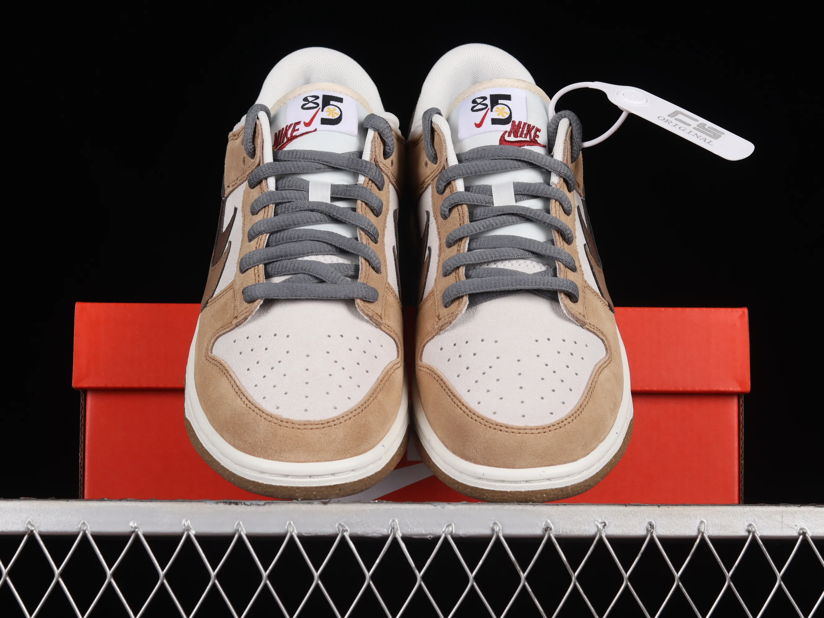 All Categories Nk SB Dunk Series Nk SB Dunk Low Low-top sneakers Nk SB Dunk Low "85" Khaki brown double hook SB low-top sports and leisure sneakers DO9457-115
